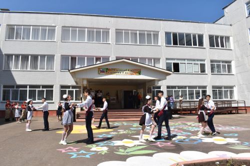 Последний звонок и билет во взрослую жизнь, в школах Камских Полян прошли торжественные линейки