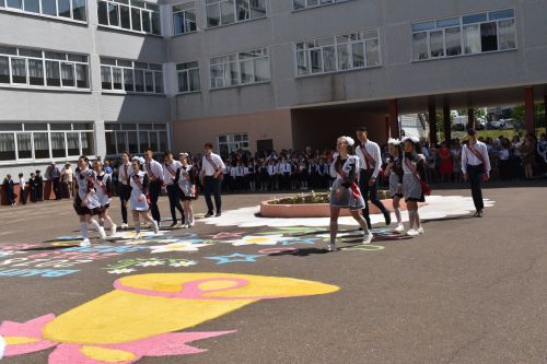 Последний звонок и билет во взрослую жизнь, в школах Камских Полян прошли торжественные линейки