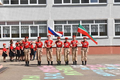 Последний звонок и билет во взрослую жизнь, в школах Камских Полян прошли торжественные линейки