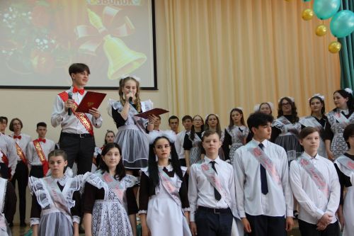 Последний звонок и билет во взрослую жизнь, в школах Камских Полян прошли торжественные линейки