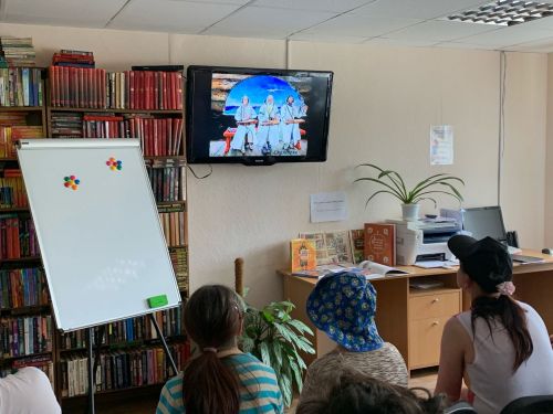 В библиотеке с жителями дома-интерната провели круглый стол «Подвиг славянских просветителей братьев Кирилла и Мефодия»