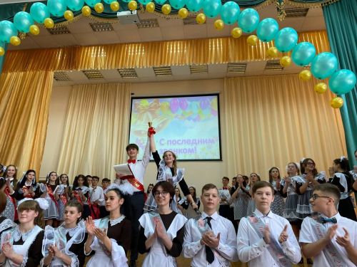 Последний звонок и билет во взрослую жизнь, в школах Камских Полян прошли торжественные линейки