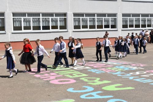 Последний звонок и билет во взрослую жизнь, в школах Камских Полян прошли торжественные линейки