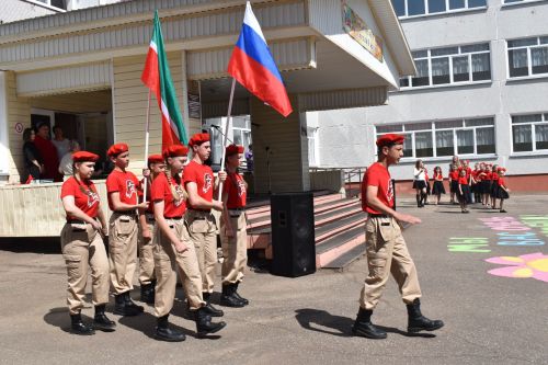 Последний звонок и билет во взрослую жизнь, в школах Камских Полян прошли торжественные линейки