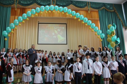 Последний звонок и билет во взрослую жизнь, в школах Камских Полян прошли торжественные линейки