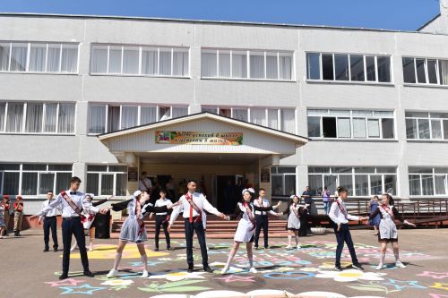 Последний звонок и билет во взрослую жизнь, в школах Камских Полян прошли торжественные линейки