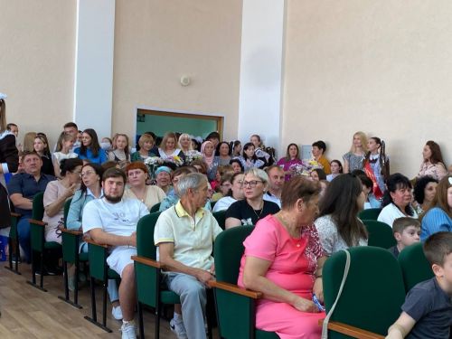 Последний звонок и билет во взрослую жизнь, в школах Камских Полян прошли торжественные линейки