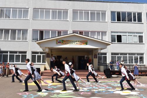 Последний звонок и билет во взрослую жизнь, в школах Камских Полян прошли торжественные линейки