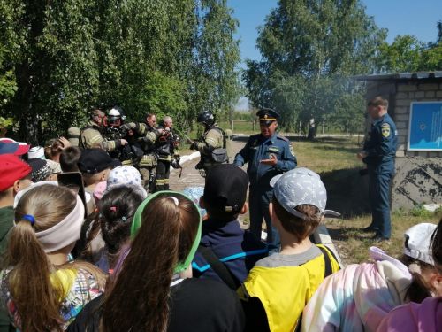 Ребята из пришкольного летнего лагеря побывали в пожарной части