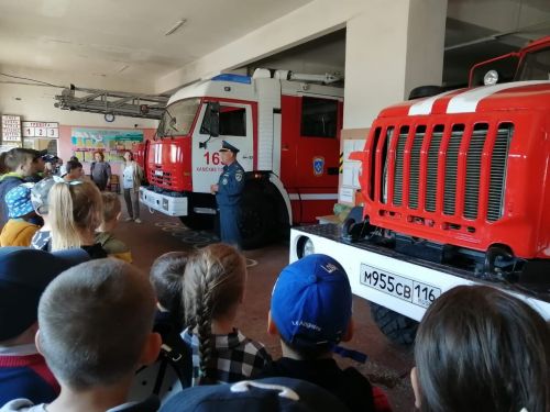 Ребята из пришкольного летнего лагеря побывали в пожарной части