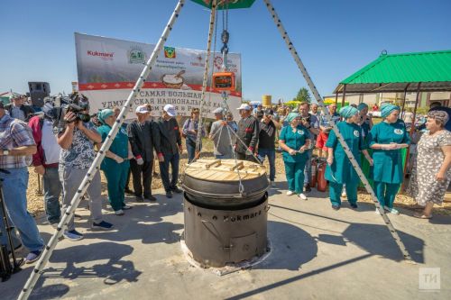 Каша-рекордсмен с гусем и обрядовые песни: в Татарстане встретили удмуртский Гырон Быдтон