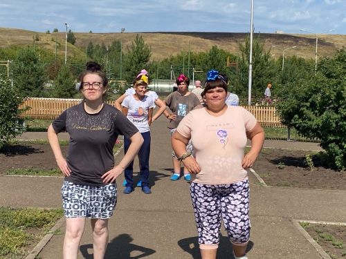 Проживающие в Камско-Полянском доме-интернате модницы отметили Международный день банта