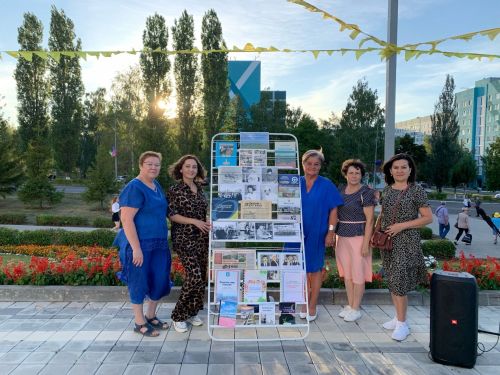 В День города Камских Полян библиотекари оформили выставку «О тех, кто мой город построил»