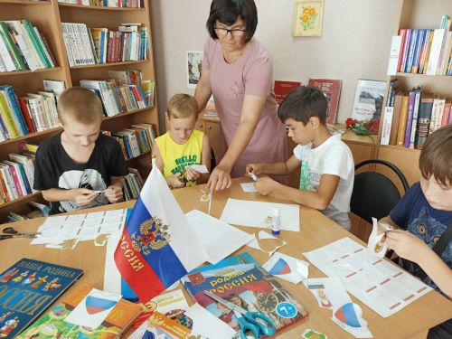Сотрудники библиотеки провели мастер-класс «Открытка к Дню Российского флага»