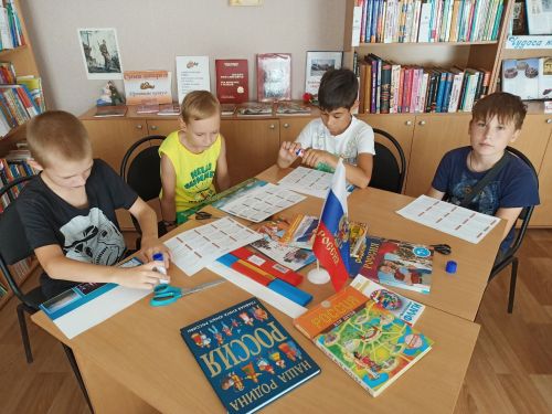 Сотрудники библиотеки провели мастер-класс «Открытка к Дню Российского флага»