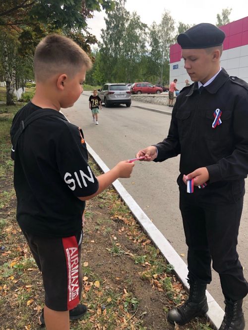 Активисты отряда Форпост МБОУ «КПСОШ№ 1» НМР РТ провели акцию «Российский триколор»