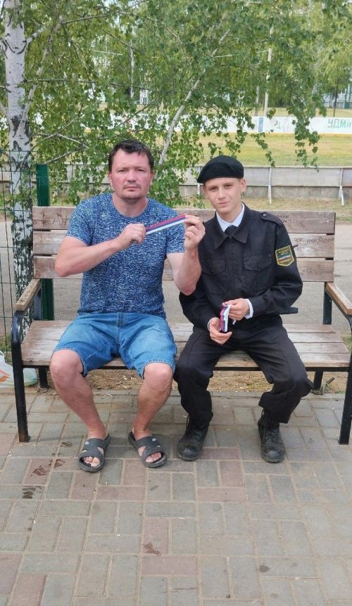 Активисты отряда Форпост МБОУ «КПСОШ№ 1» НМР РТ провели акцию «Российский триколор»