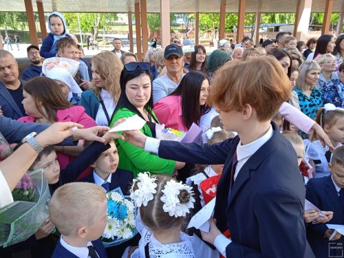 В Камско-Полянской школе № 1 прошли торжественные линейки, посвященные Дню знаний