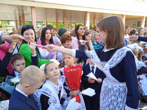 В Камско-Полянской школе № 1 прошли торжественные линейки, посвященные Дню знаний