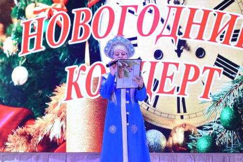 Ёлка разноцветная сияет Новый год желанья исполняет