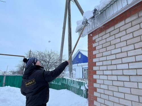 Молодежь Татарстана помогает жителям бороться со снегопадом