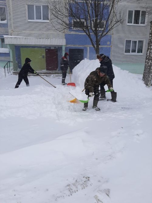 Жители Камских Полян присоединились к уборке снега