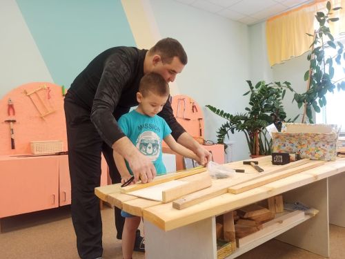 Воспитанники детского сада «Огонек» познакомились с технологией изготовления кормушки