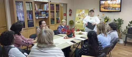 Литературный клуб «Родник» и читатели Камских Полян посетили литературно-музыкальную гостиную