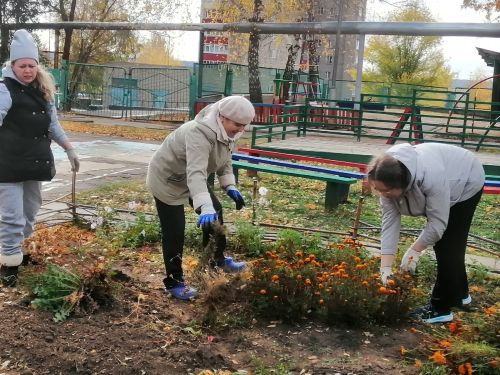 Сотрудники и родители детского сада приняли участие в совместной уборке территории