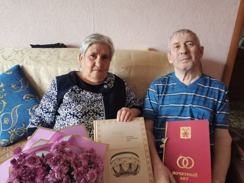 В Камских Полянах поздравили золотых юбиляров совместной жизни