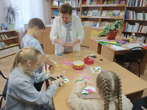 Воспитанники ЦДТ «Радуга» приняли участие в мастер-классе по изготовлению поздравительных открыток
