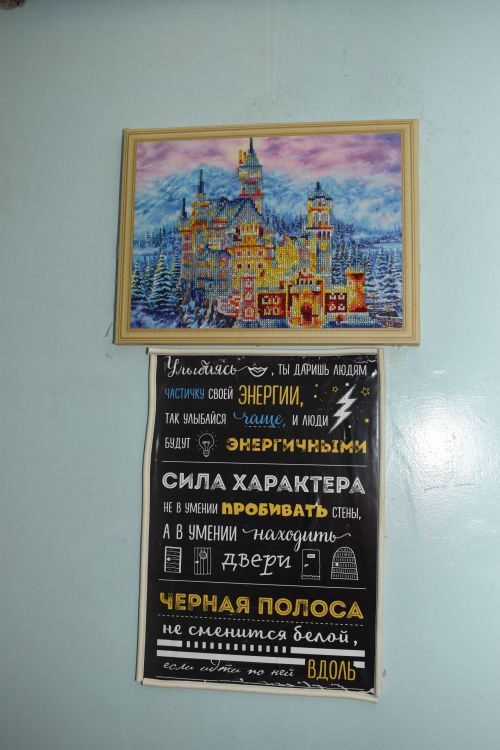 В одном из домов Камских Полян есть замечательный подъезд, который вызывает улыбку у жильцов
