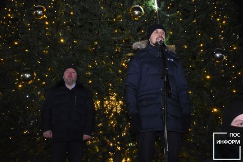 В Камских Полянах зажглась главная ёлка