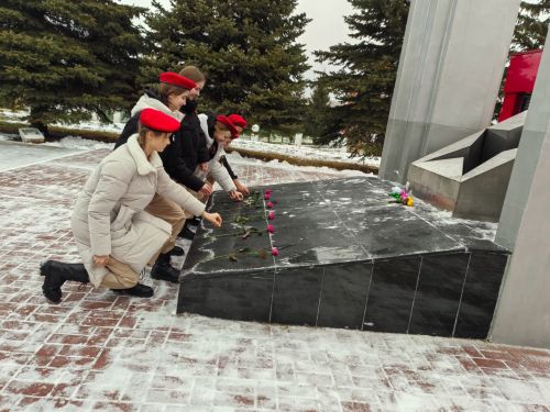 Имя твое неизвестно, подвиг твой бессмертен: юнармейцы Камских Полян почтили память павших воинов