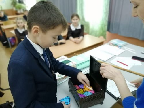 Для обучающихся школы № 1 прошёл библиотечный урок «В мире самоцветов и сказов»