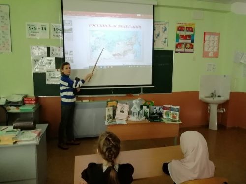Для обучающихся школы № 1 прошёл библиотечный урок «В мире самоцветов и сказов»