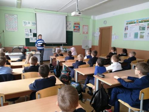 Для обучающихся школы № 1 прошёл библиотечный урок «В мире самоцветов и сказов»