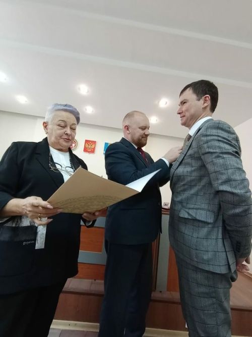 Педагогу по физической культуре вручили Нагрудный знак