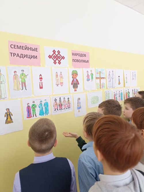В камполянской школе № 1 прошла выставка рисунков по теме «Семейные традиции народов Поволжья»