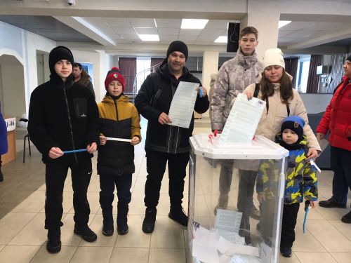 На голосование пришла большая дружная семья Бикмухаметовых