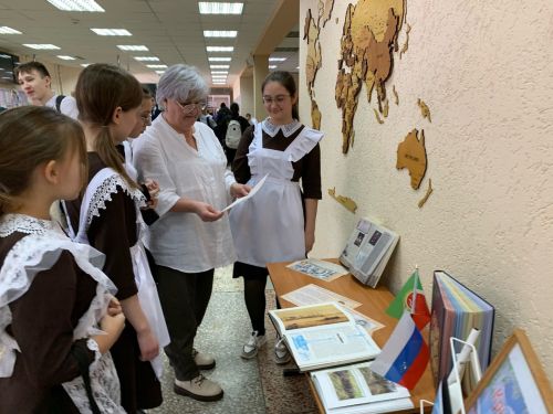 В фойе камполянской школы № 1 оформили книжную выставку «Крымская весна»