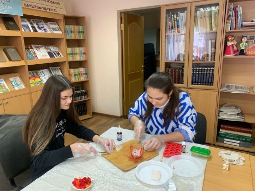 Для юных читателей Камско-Полянской библиотеки прошел мастер-класс «Мыльный кекс»