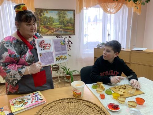 Для юных читателей Камско-Полянской библиотеки прошел мастер-класс «Мыльный кекс»