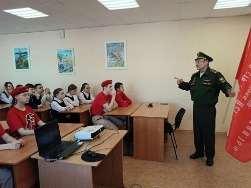 Активисты отряда Юнармия встретились с подполковником запаса
