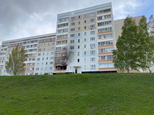 В Камских Полянах мать с двумя детьми выбежала на улицу из полыхавшей квартиры