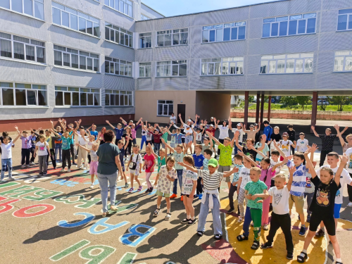 В Камско-Полянской школе № 2 прошел флешмоб посвящённый дню защиты детей