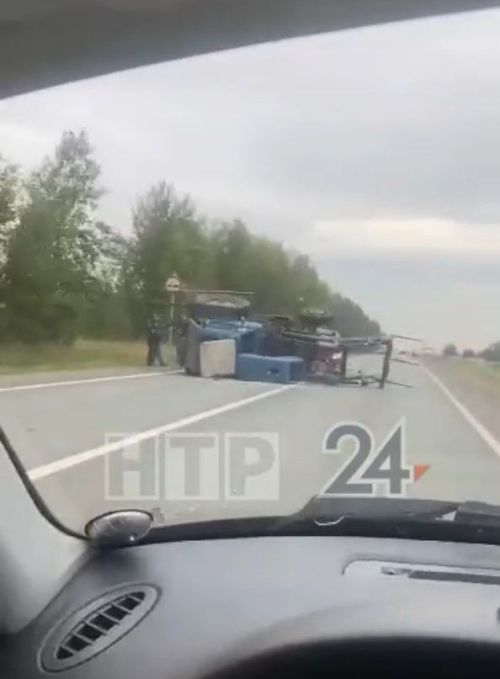 На трассе в Нижнекамском районе столкнулись трактор и автомобиль
