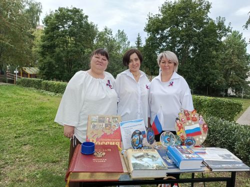 Сотрудники Камско-Полянской библиотеки организовали книжную выставку «История Российского флага»