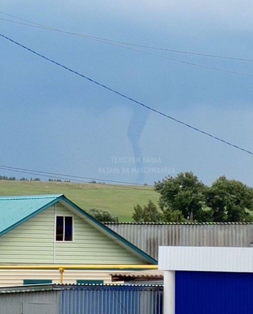 На Татарстан снова обрушилась погодная аномалия - на фотографии запечатлены облачные вихри