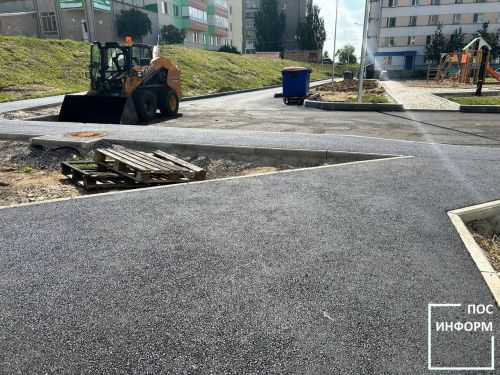 Во дворах Камских Полян приступили к асфальтированию тротуаров